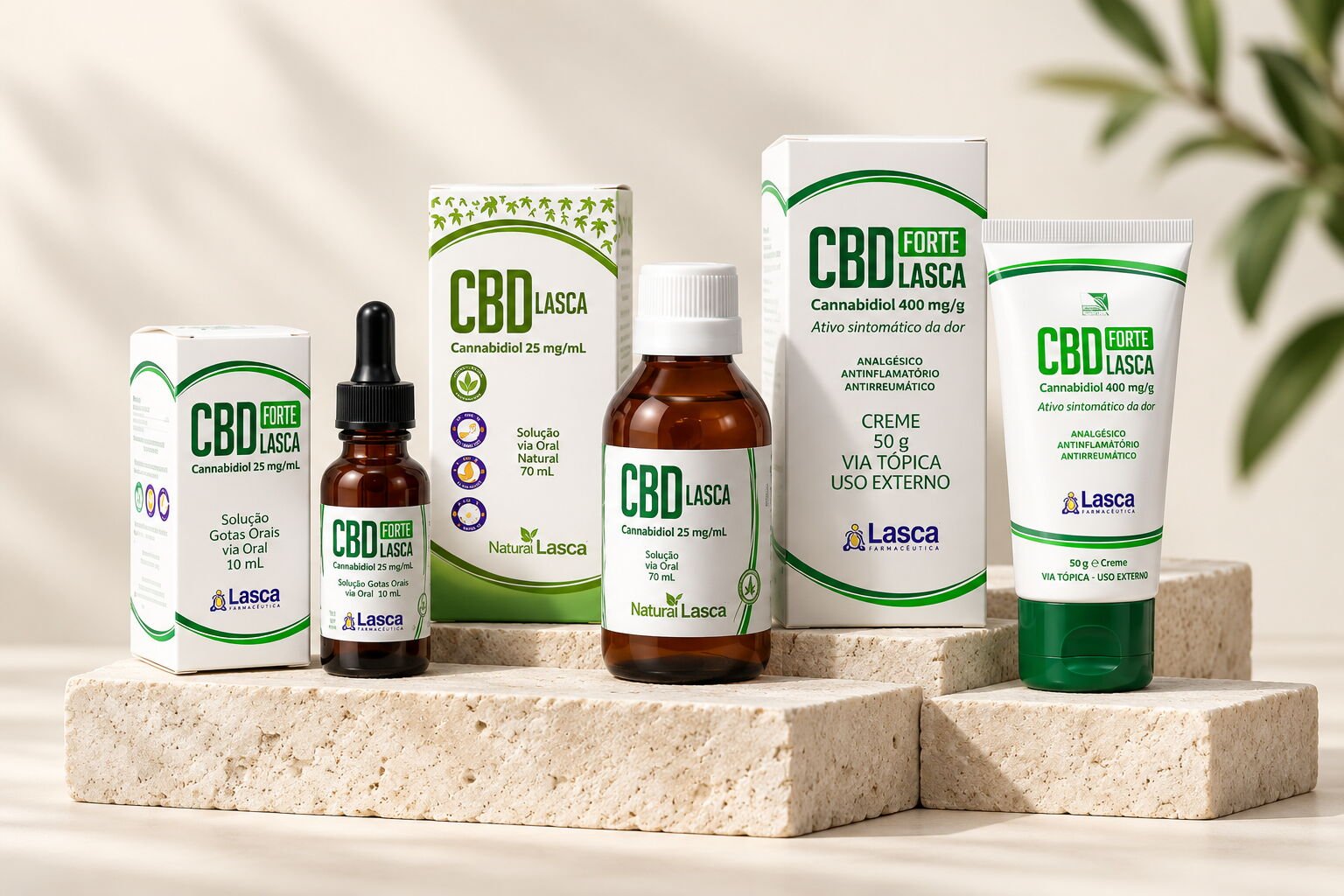 Linha CBD Lasca: frascos, caixas e creme sobre bases de pedra clara.